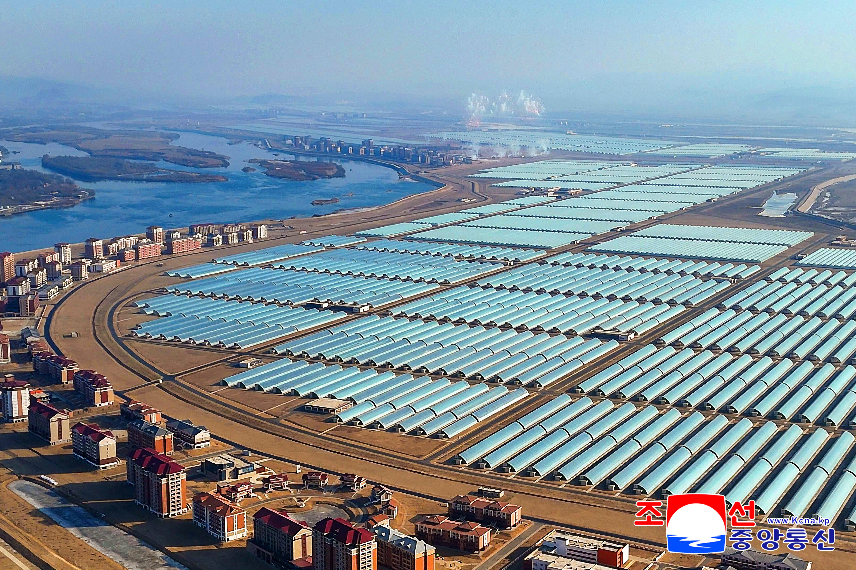 8714764-1 ▲北韓在新義州威化島上興建大規模的溫室農場園區,最高領導人金正恩前往視察。(圖/達志影像)