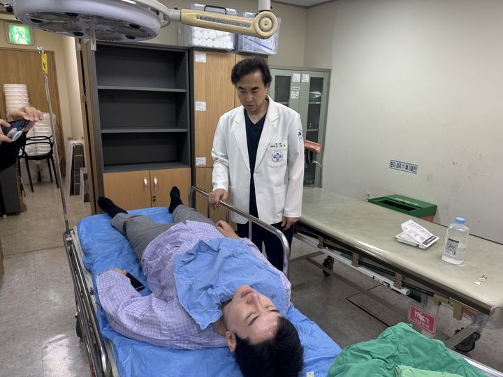 ▲▼改革新黨釜山市長候選人鄭莉翰27日遭汽車駕駛坡傻灑料攻擊，重摔失去意識。（圖／改革新黨鄭莉翰選舉對策委員會）