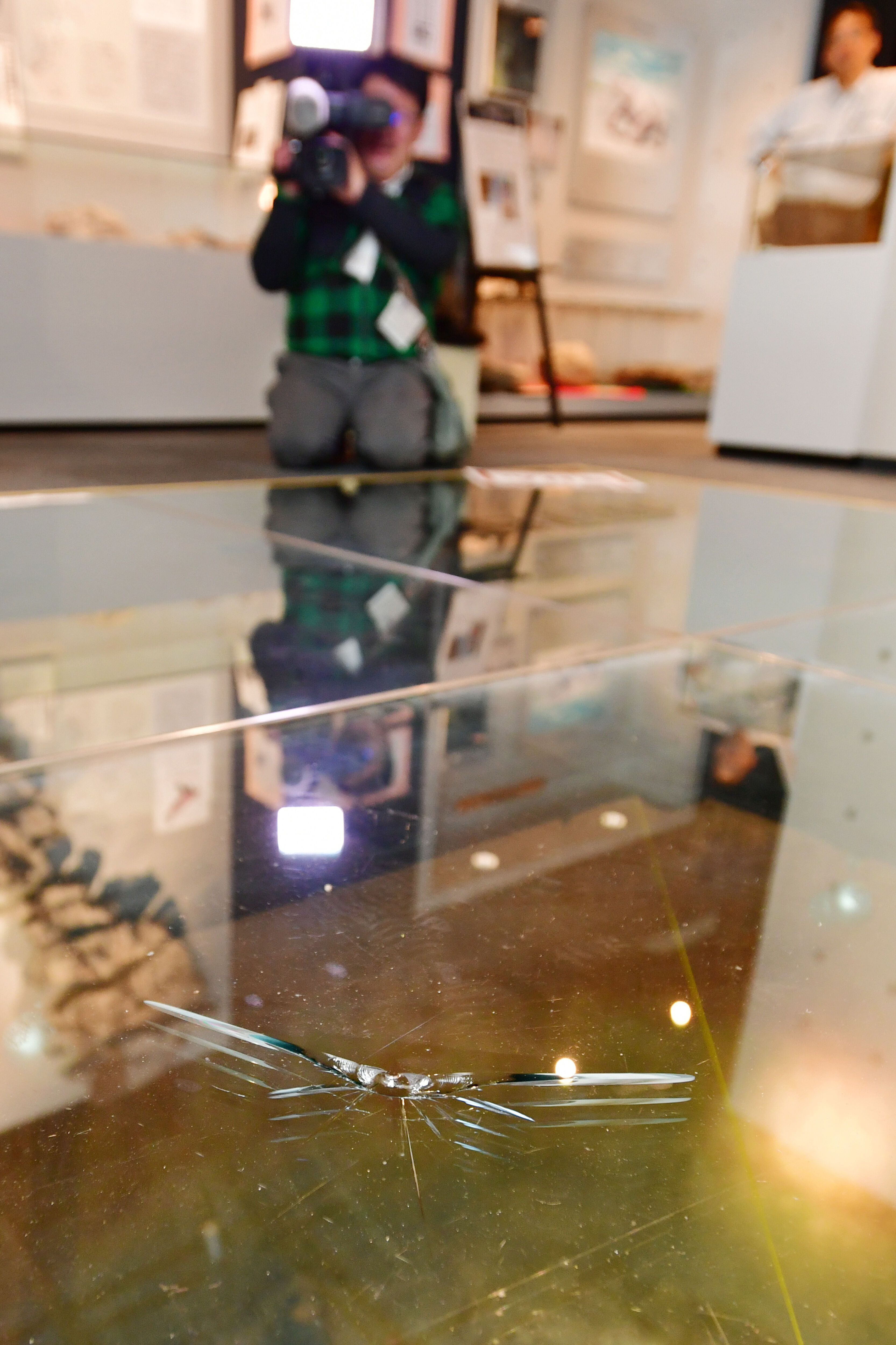 ▲▼27日強震，日本北海道浦幌町一間博物館展示物品倒塌，地面玻璃出現裂痕。（圖／達志影像／美聯社）