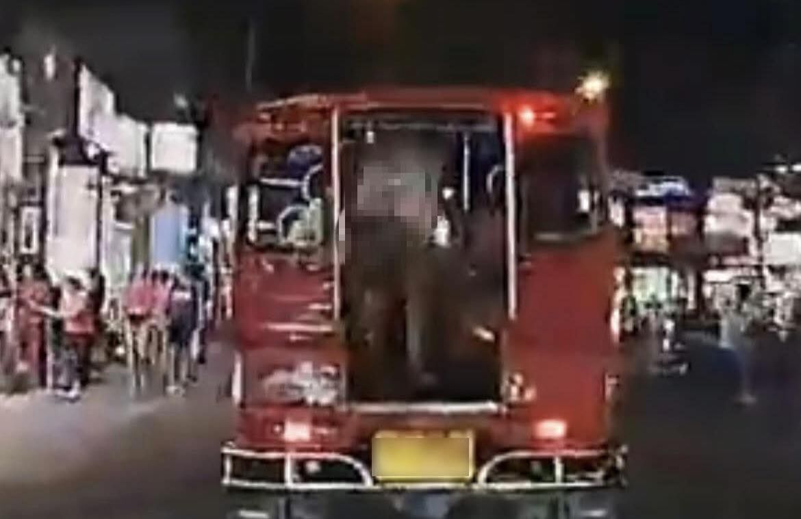 8719835-1 ▲▼泰嘟嘟車「多女脫褲露下體」畫面曝。(圖/Phuket Times ภูเก็ตไทม์)