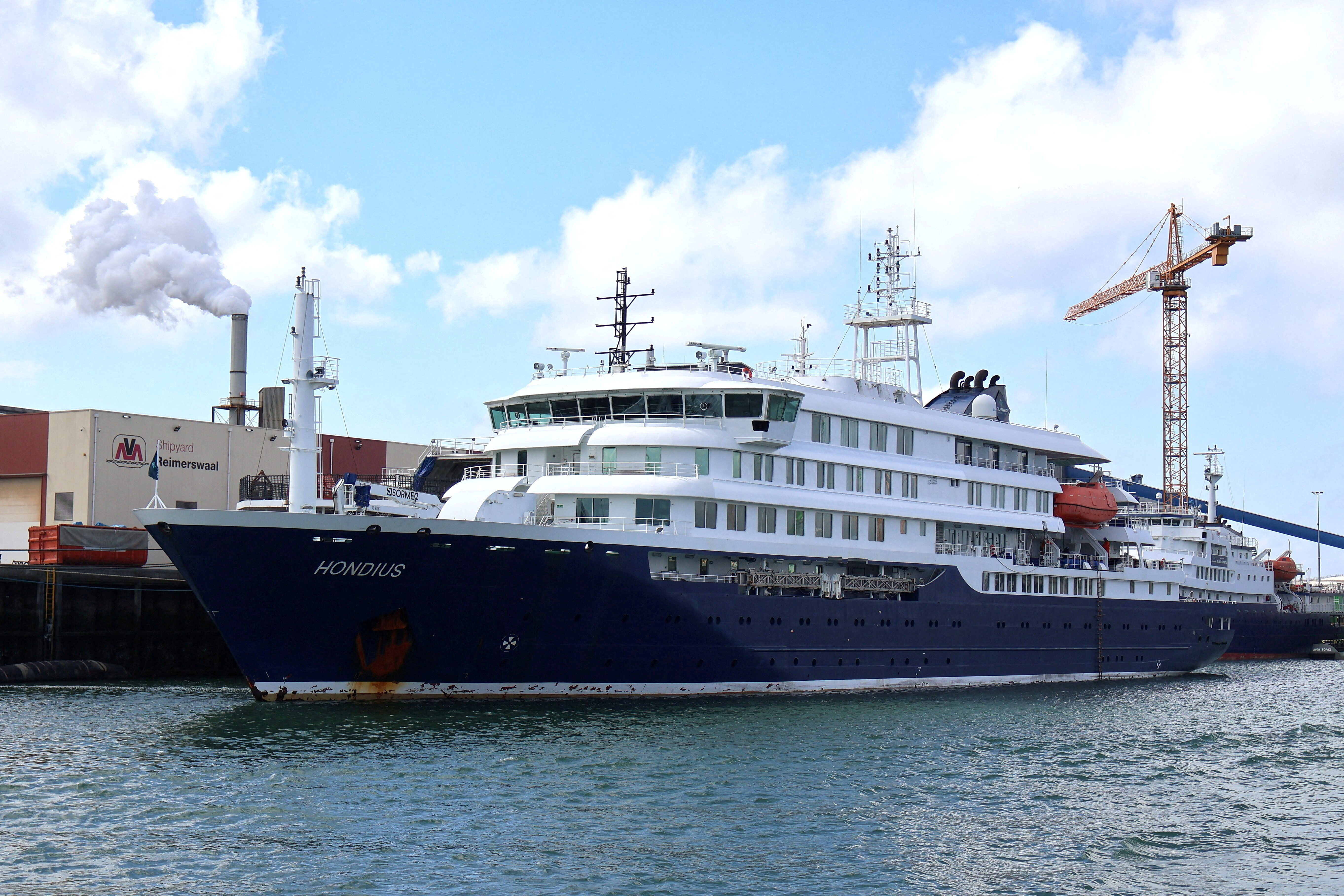 ▲▼2025年5月，郵輪洪迪斯號（MV Hondius）停靠在荷蘭弗利辛恩（Vlissingen）。（圖／達志影像／美聯社）