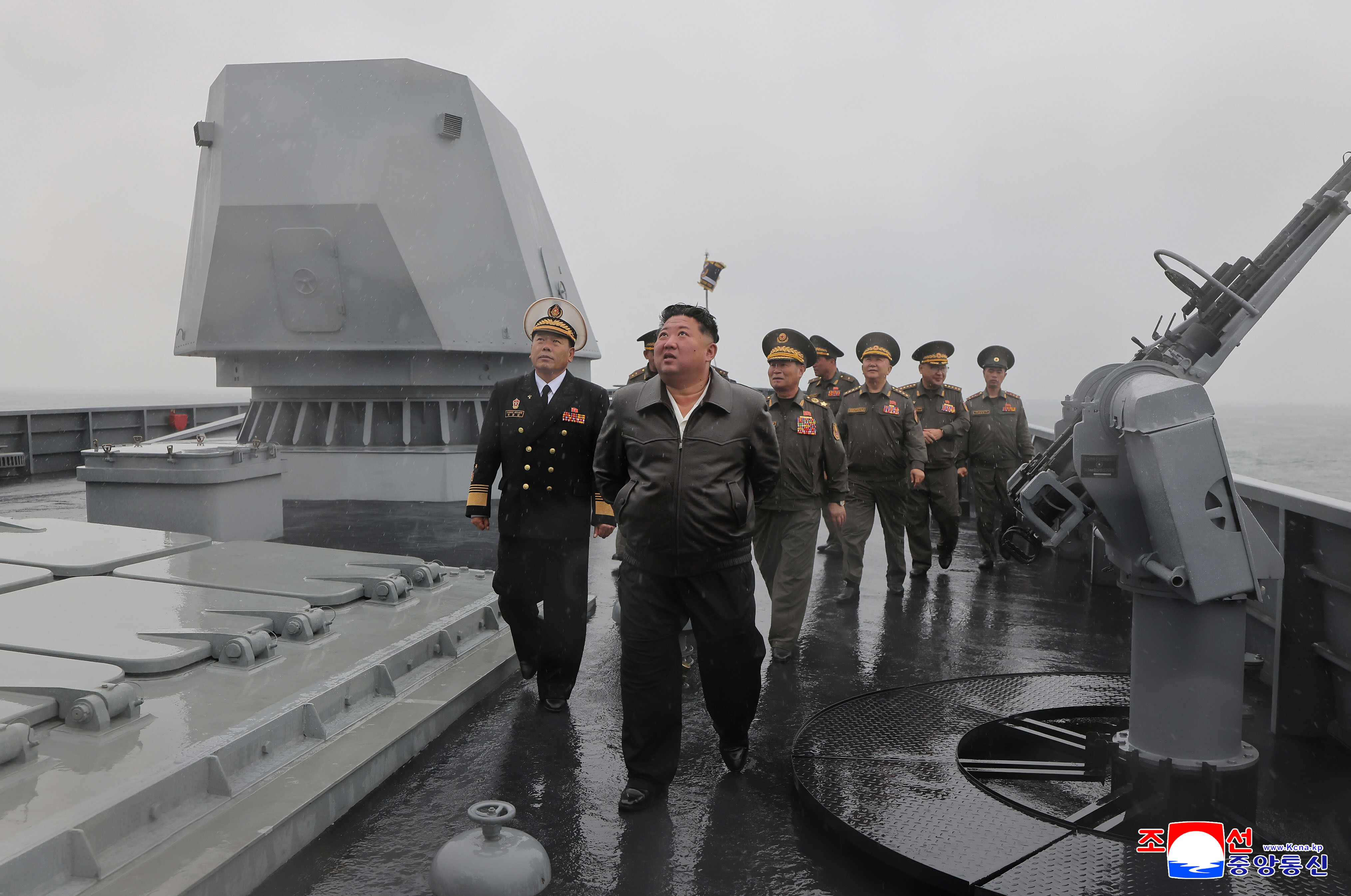 ▲▼金正恩登上新型驅逐艦「崔賢號」視察，女兒金主愛同行。（圖／達志影像／美聯社）