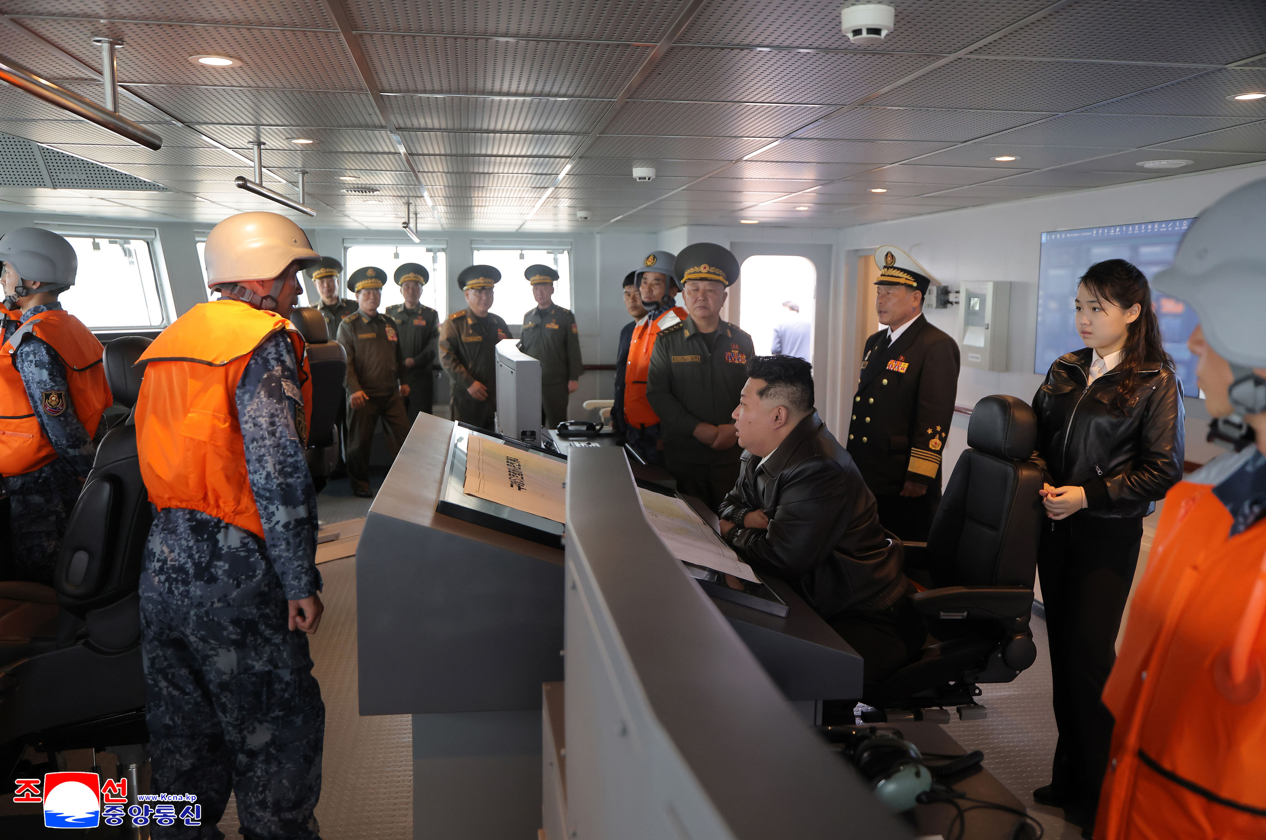 ▲▼金正恩登上新型驅逐艦「崔賢號」視察，女兒金主愛同行。（圖／達志影像／美聯社）
