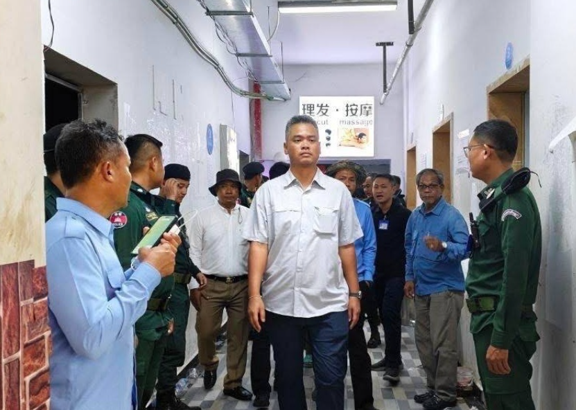 8736631 ▲▼「上百豬仔」逃竄畫面曝!柬警掃蕩詐騙園區 跳臭水溝狼狽逃跑。(圖/翻攝自柬中時報)
