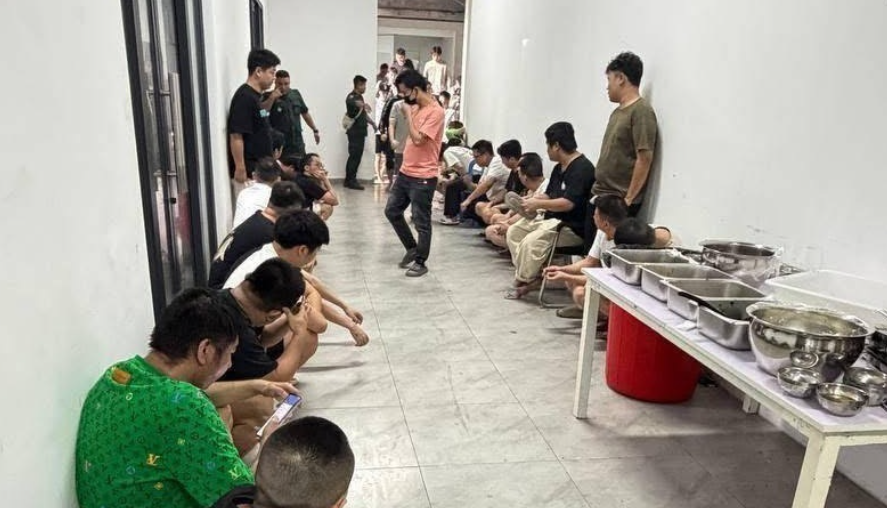 8736632 ▲▼「上百豬仔」逃竄畫面曝!柬警掃蕩詐騙園區 跳臭水溝狼狽逃跑。(圖/翻攝自柬中時報)