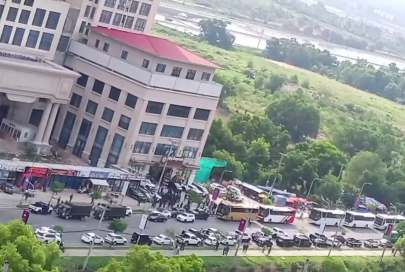 8736635 ▲▼「上百豬仔」逃竄畫面曝!柬警掃蕩詐騙園區 跳臭水溝狼狽逃跑。(圖/翻攝自柬中時報)