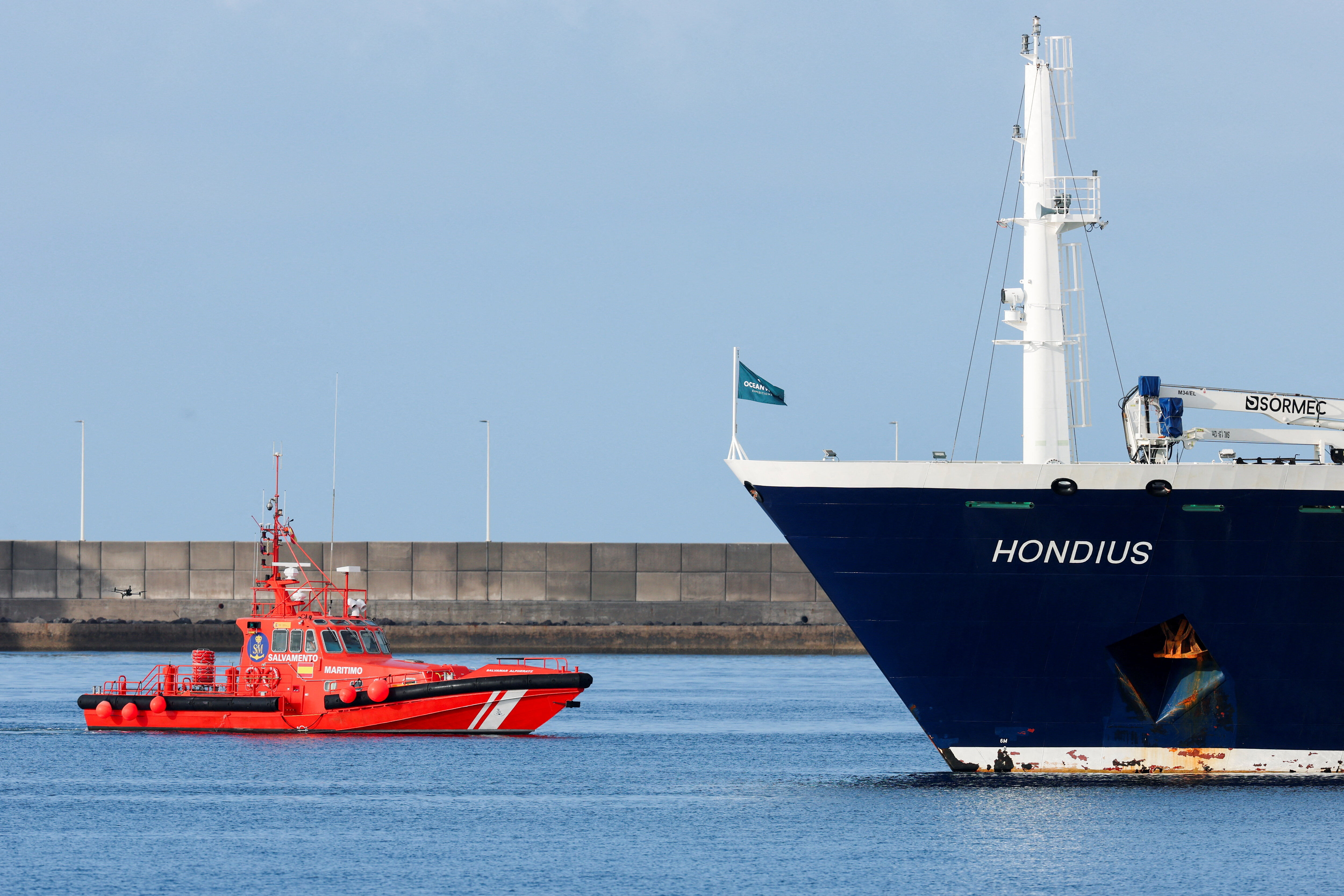 ▲▼ 爆發致命漢他病毒疫情的豪華郵輪「洪迪斯號」（MV Hondius）已於10日抵達西班牙加那利群島特內里費島，停靠格拉納迪亞港（Granadilla de Abona），乘客改搭小船上岸後登上密封巴士 。（圖／路透）