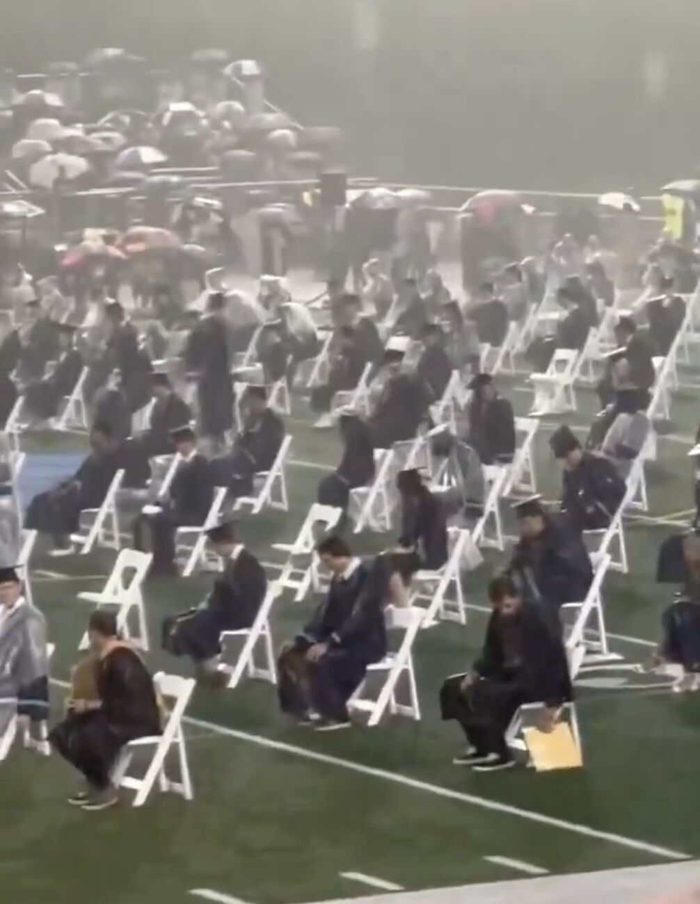 ▲美國田納西一所高中在雨中舉辦畢業典禮。（圖／翻攝臉書，下同）