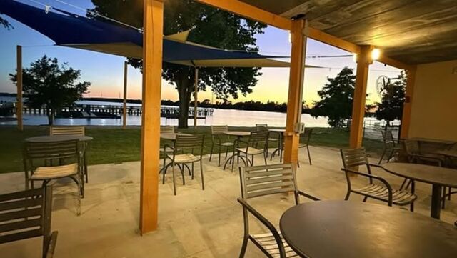 8757782-1 ▲▼美國南卡州湖畔餐廳「Driftwood Grill (Home of the Lazy Gator)」。(圖/翻攝IG@driftwoodgrilllazygator)