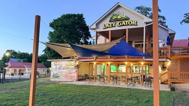 8757783-1 ▲▼美國南卡州湖畔餐廳「Driftwood Grill (Home of the Lazy Gator)」。(圖/翻攝IG@driftwoodgrilllazygator)