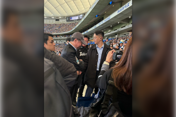 ▲▼行政院長卓榮泰現身東京巨蛋應援卓榮泰赴日看WBC，日媒爆料日官員不滿，甚至覺得被「背叛」。。（圖／讀者提供）