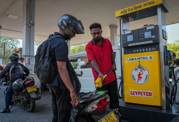 ▲▼中東戰爭,美伊戰爭,能源危機。3月16日，斯里蘭卡可倫坡（Colombo），加油站大排長龍。（圖／路透）