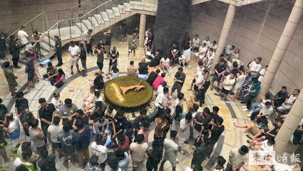 d8689896 ▲▼柬埔寨打詐!逮捕218人詐團「包含5台人」 現場搜出日警制服。(圖/翻攝柬中時報)