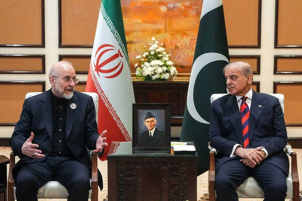 d8696565 ▲▼ 巴基斯坦總理夏立夫(Shehbaz Sharif)與伊朗國會議長卡利巴夫(Mohammad Bagher Ghalibaf)。(圖/路透)