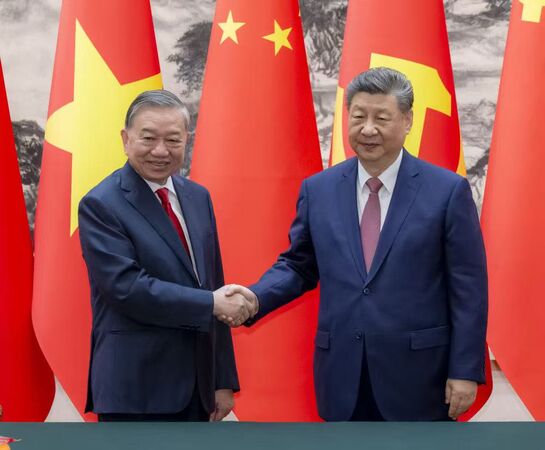 d8702109-1 ▲▼ 蘇林當選主席首訪中國、2026.4.15 、中共中央總書記、國家主席習近平今(15)日上午於北京人民大會堂,同來華進行國事訪問的越共中央總書記、國家主席蘇林舉行會談。 。(圖/翻攝 新華社)
