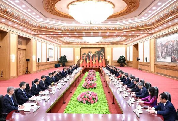 d8702110-1 ▲▼ 蘇林當選主席首訪中國、2026.4.15 、中共中央總書記、國家主席習近平今(15)日上午於北京人民大會堂,同來華進行國事訪問的越共中央總書記、國家主席蘇林舉行會談。 。(圖/翻攝 新華社)
