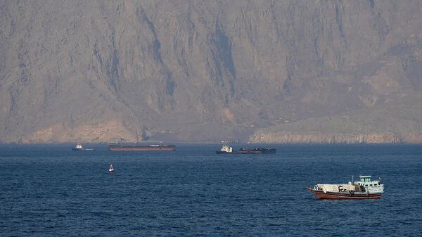 ▲▼阿曼穆桑達姆半島外海、荷莫茲海峽（Strait of Hormuz）上的船隻與油輪。（圖／路透）