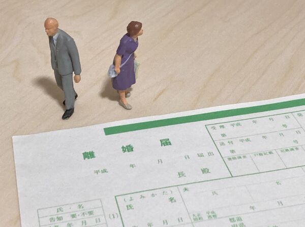 一名退休族原本秘密計畫退休搬去鄉下，想圓妻子早年的田園夢，沒想到付諸實現卻換來妻子提離婚。（示意圖，photoAC）
