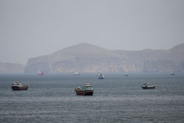 d8712216 ▲▼荷莫茲海峽中的船隻。(圖/路透)
