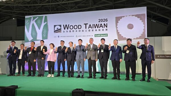 d8712804-1 ▲2026 WOOD TAIWAN開幕交流會上,貴賓舉起手工木質紅酒杯致意。(圖/貿協提供)
