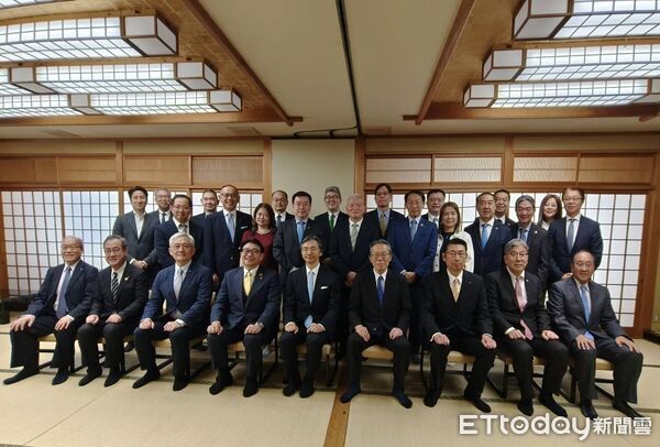 ▲IEAT理事長黃教漳(前排中)回請姬路商工會議所會頭齋木俊志郎(前排右四)，雙方代表大合照。（圖／記者張佩芬攝）