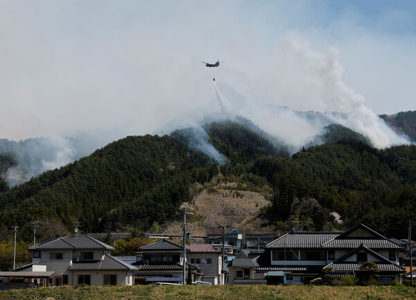 ▲▼日本岩手縣大槌町的山林火災/森林野火/煽火已經延燒第6天。一架直升機正在協助滅火。（圖／路透）