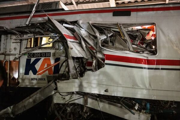 印尼首都雅加達郊外的勿加泗週一深夜發生慘烈火車相撞事故。（翻攝自wionews.com）