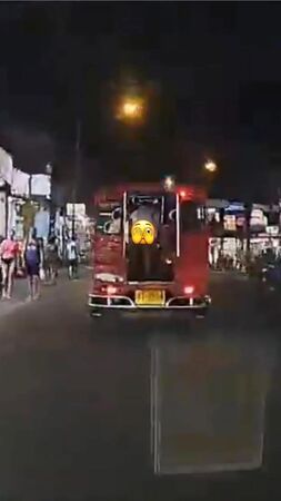 d8719834-1 ▲▼泰嘟嘟車「多女脫褲露下體」畫面曝。(圖/Phuket Times ภูเก็ตไทม์)