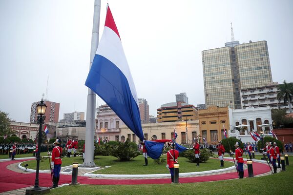 d8724568 ▲▼2025年8月15日,巴拉圭亞森松(Asuncion),軍官在紀念活動中升起國旗。(圖/VCG)