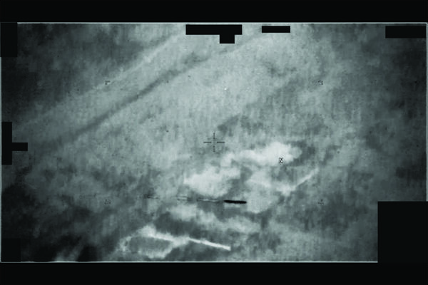 ▲▼川普下令公開UFO！五角大廈釋162檔案　「橢圓青銅物」浮空閃光。（圖／五角大廈）