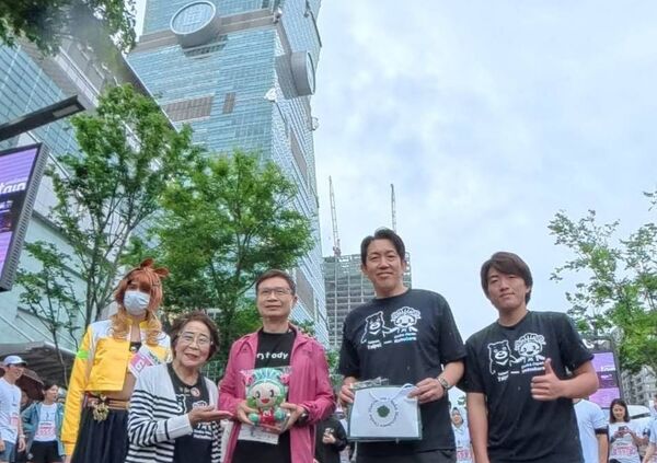 ▲松原市貴賓一同前來參觀台北101垂直馬拉松，並贈送松原市吉祥物Mackie。左2起松原市觀光協會代表理事松本光代、外貿協會董事長黃志芳、松原市市長澤井宏文。(圖／貿協提供)