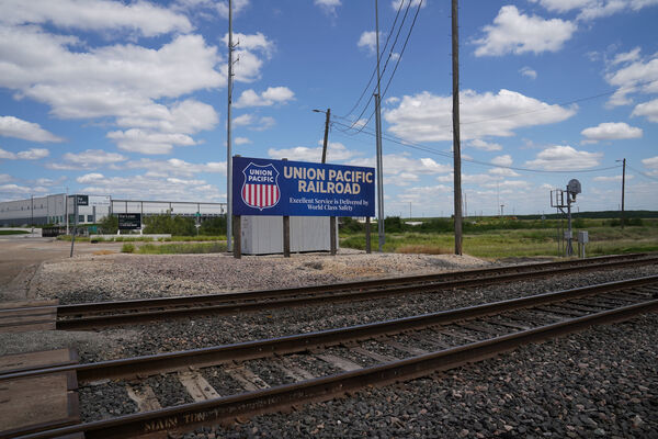 ▲▼美國德州拉雷多市（Laredo）10日驚傳重大死亡事件，聯合太平洋鐵路（Union Pacific）一名員工打開貨運列車車廂，竟赫然發現6具遺體，死者疑為偷渡移民。（圖／路透）