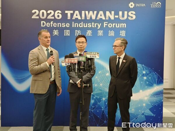 d8761999-1 ▲左起前美國陸軍太平洋司令部查爾斯·弗林司令、外貿協會董事長黃志芳、美台商業協會會長韓儒伯。(圖/記者張佩芬攝)