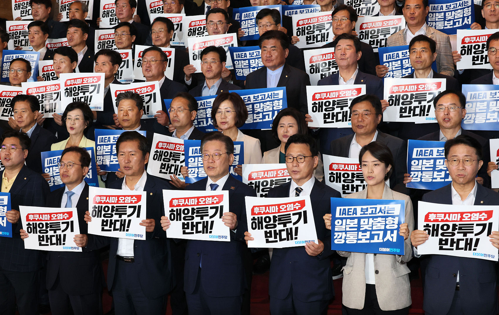 7101913 ▲▼南韓共同民主黨黨代表李在明率領院內代表等多名黨內國會議員,5日反對福島核電廠核處理水排放入海。(圖/CFP)
