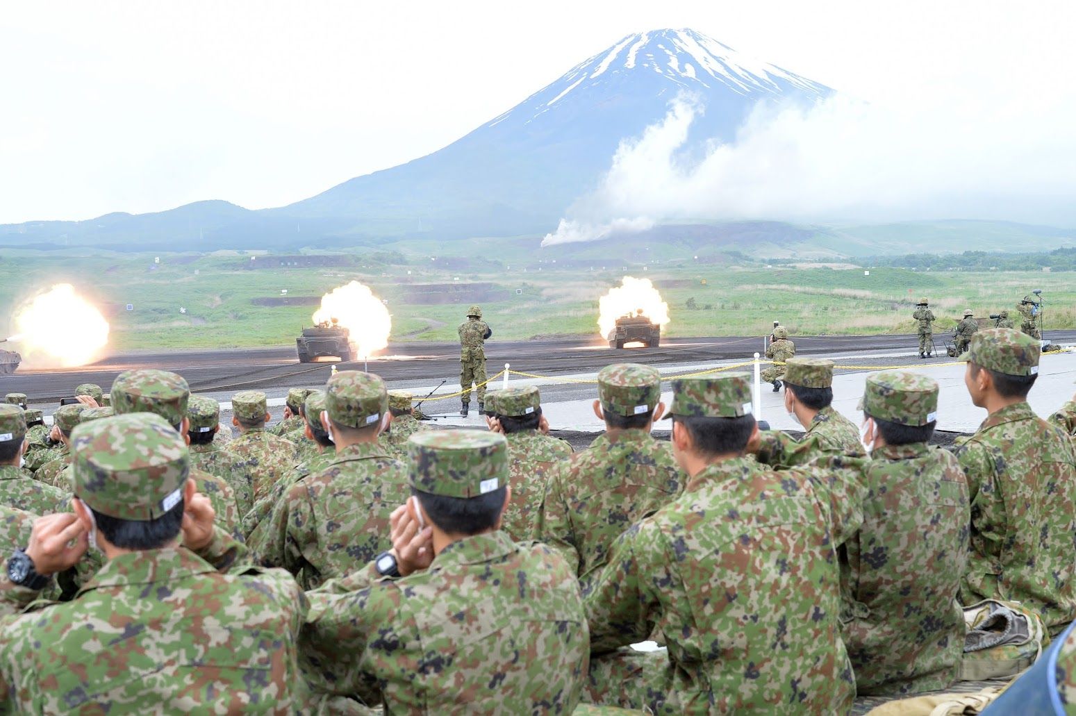 8251599 ▲▼日本陸上自衛隊在靜岡縣東富士演習場進行第67屆富士綜合火力演習。(圖/取自陸上自衛隊官網)