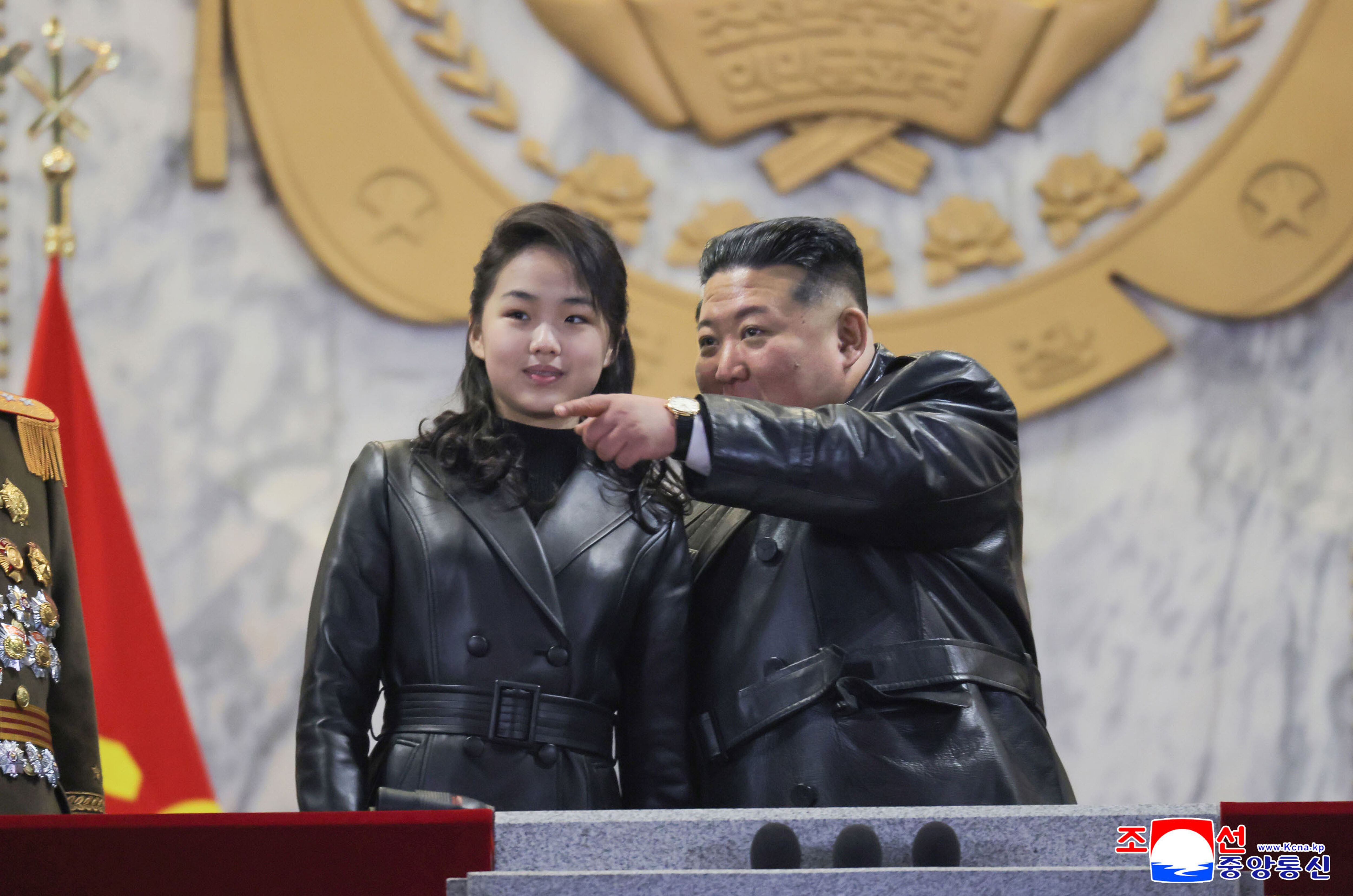 8636075-1 ▲▼北韓最高領導人金正恩帶著女兒金主愛出席閱兵。(圖/達志影像/美聯社)