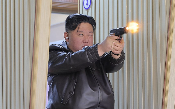 8655422-1 ▲▼ 金正恩女兒「開槍射擊」畫面曝光! 父女身穿同款皮衣外套。(圖/朝中社)