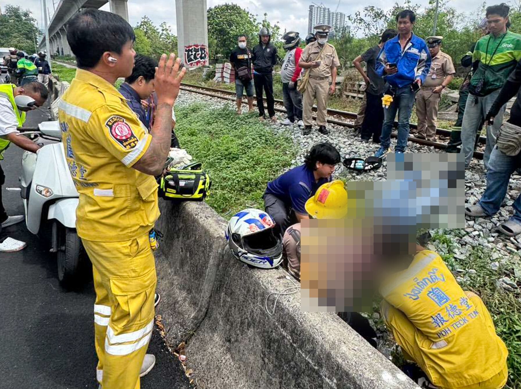 8748641 ▲▼曼谷又有火車撞人!外送員「跨越鐵軌小便」 當場被撞飛命危。(圖/翻攝自THAI PRESS)