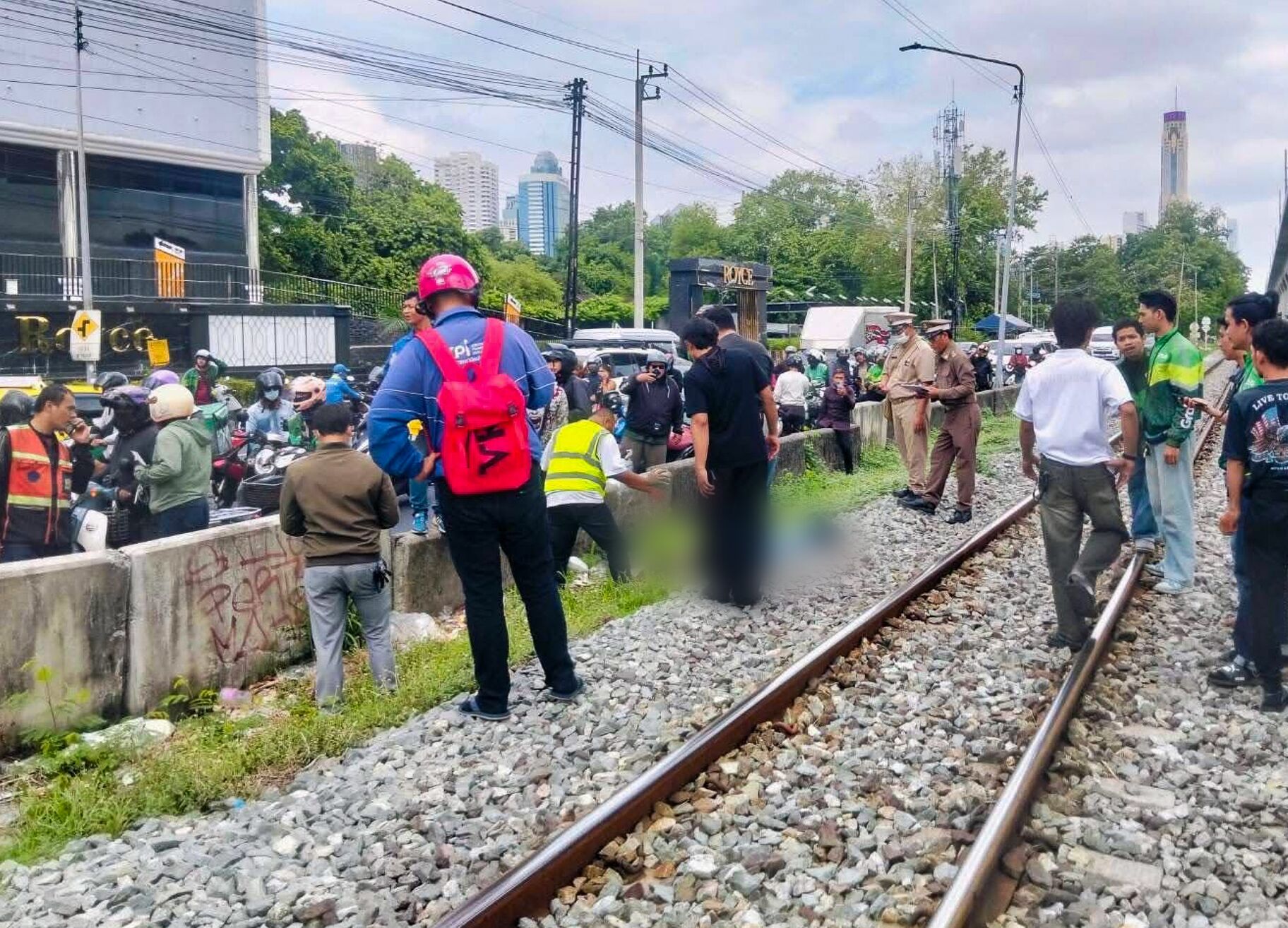 8748642 ▲▼曼谷又有火車撞人!外送員「跨越鐵軌小便」 當場被撞飛命危。(圖/翻攝自THAI PRESS)