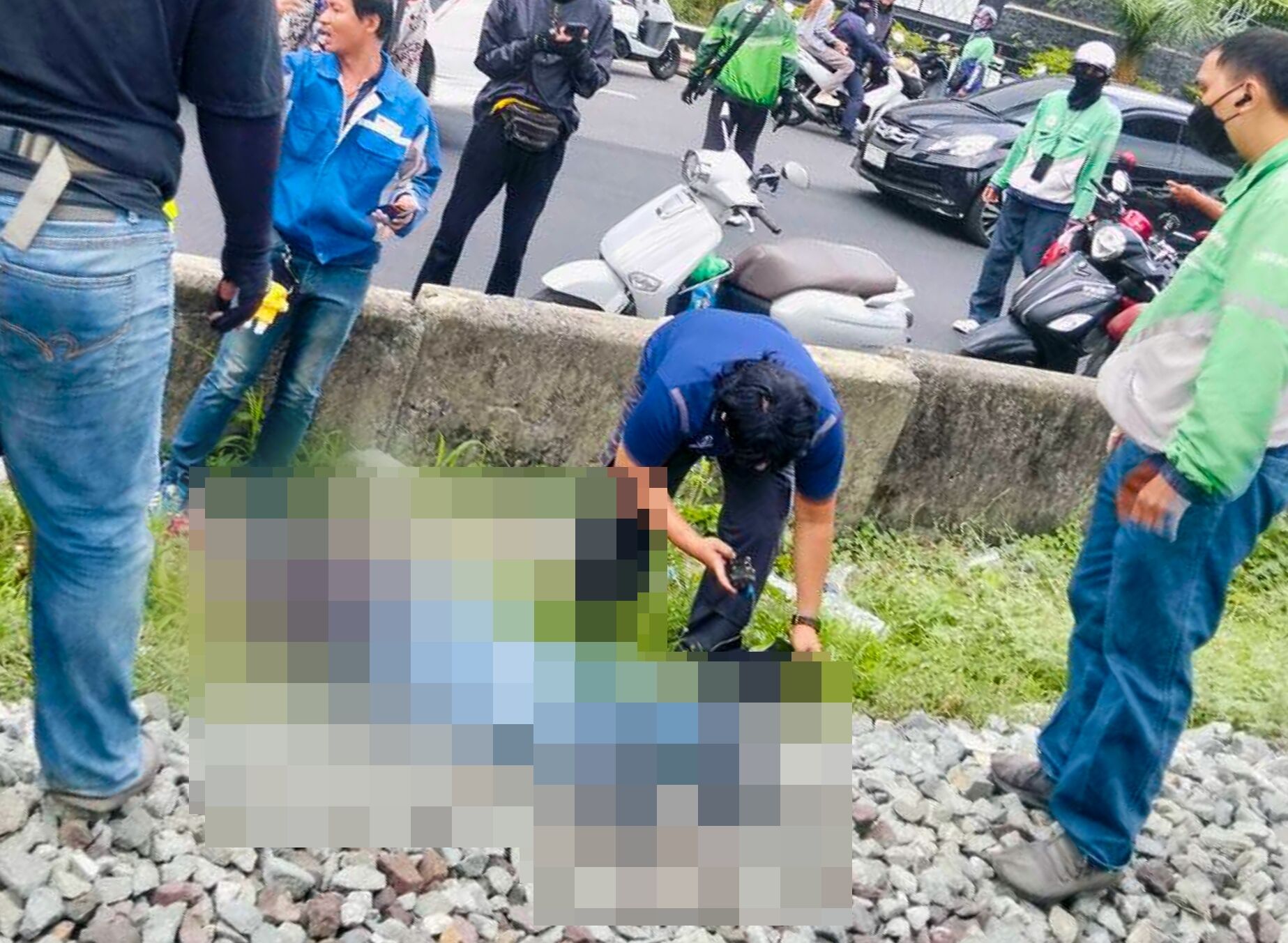 8748643 ▲▼曼谷又有火車撞人!外送員「跨越鐵軌小便」 當場被撞飛命危。(圖/翻攝自THAI PRESS)