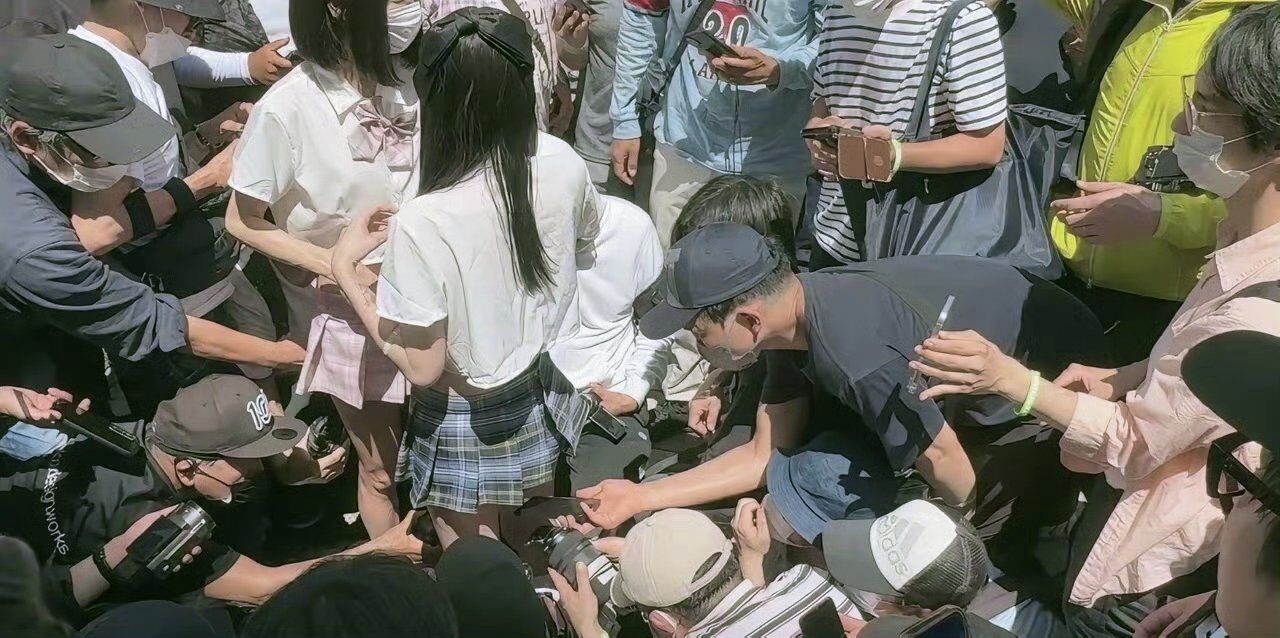 ▲▼男生圍成一圈拍攝女coser裙底。（圖／翻攝X）