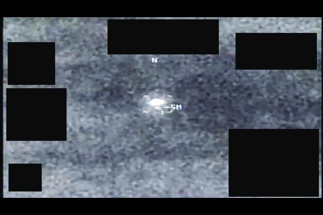 8753537 ▲17張UFO照片大公開,FBI根據證詞渲染的「橢圓青銅物」浮空閃光。(圖/美國戰爭部)
