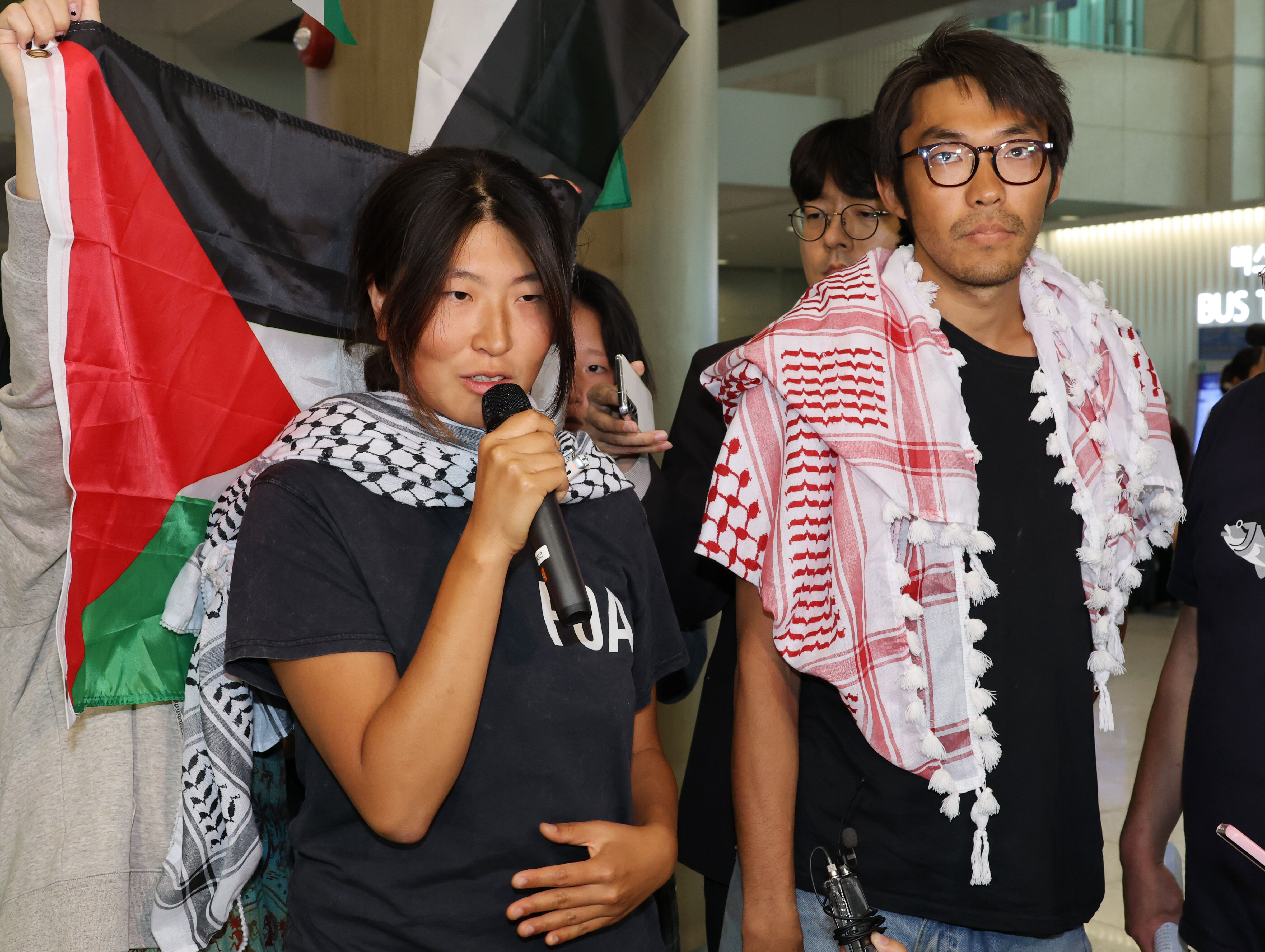 8754194 ▲▼韓籍NGO活動人士海草、金東賢登船參與加薩人道救援,卻慘遭以軍逮捕,22日返抵仁川召開記者會。(圖/達志影像)