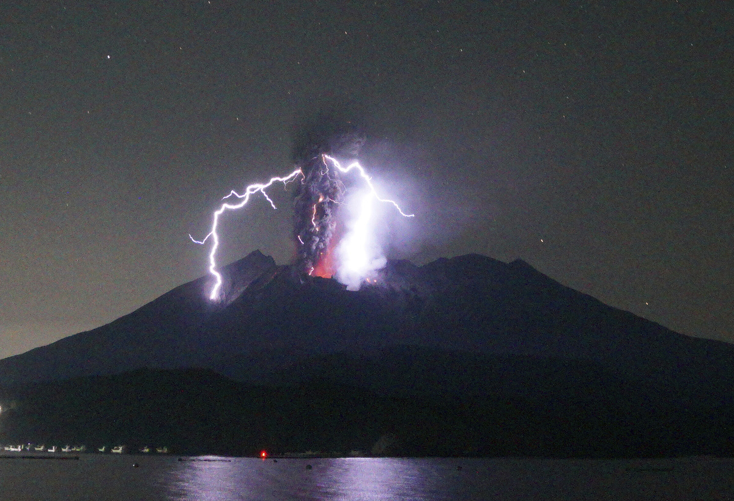 ▲▼2023年10月24日，櫻島南嶽火山口噴出火山灰，伴隨火山雷聲，火山灰持續噴發約一小時。（圖達志影像／美聯社）