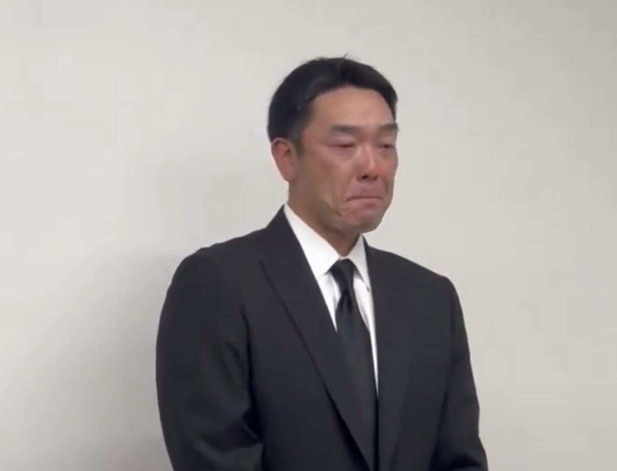 8758037 ▲ 阿部慎之助出席記者會公開致歉,並宣布辭去巨人監督一職 。(圖/截自X)