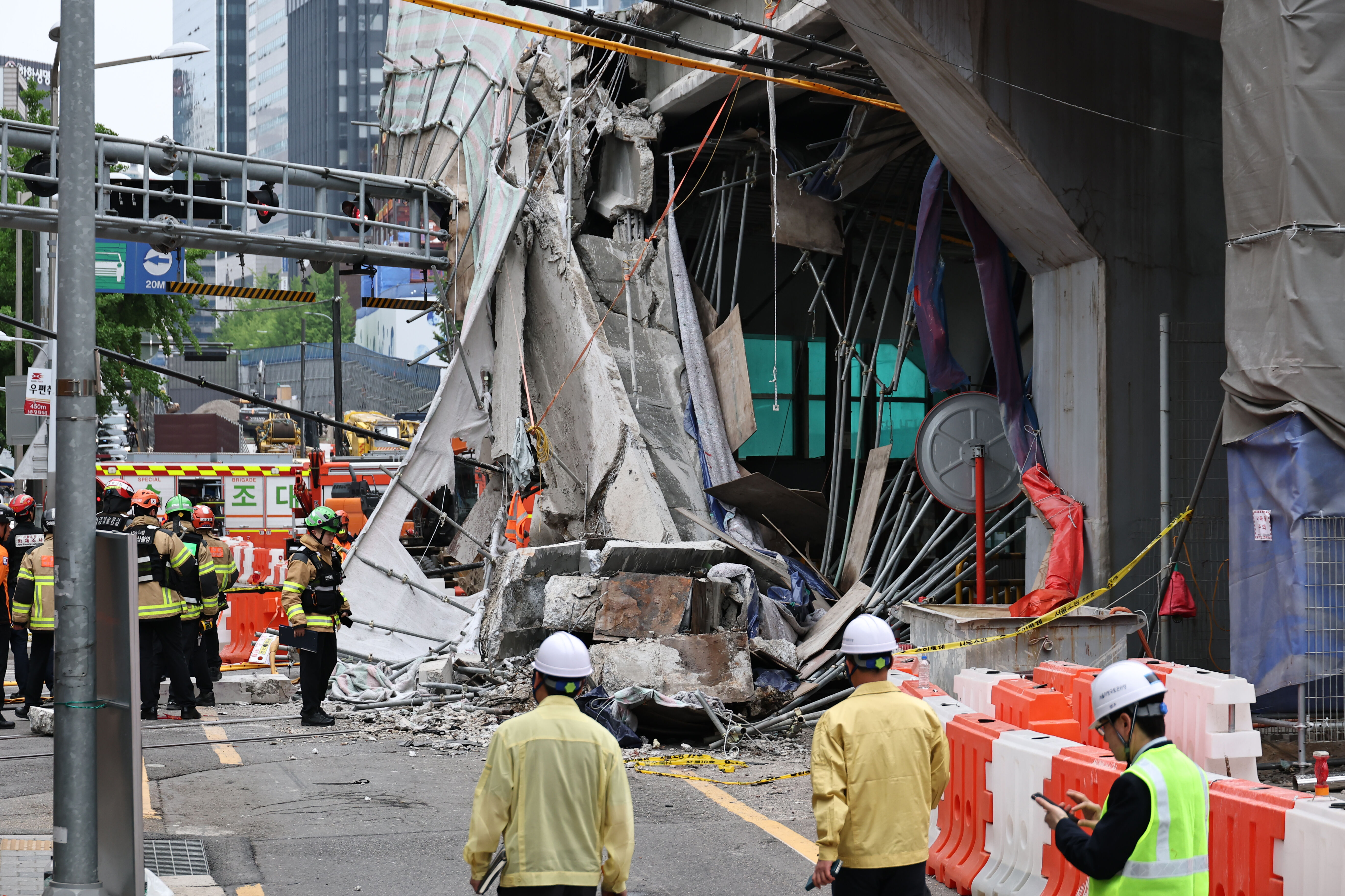▲▼南韓首爾市西大門區西小門高架道路拆除作業，26日發生橋體崩塌事故。（圖／達志影像／美聯社）