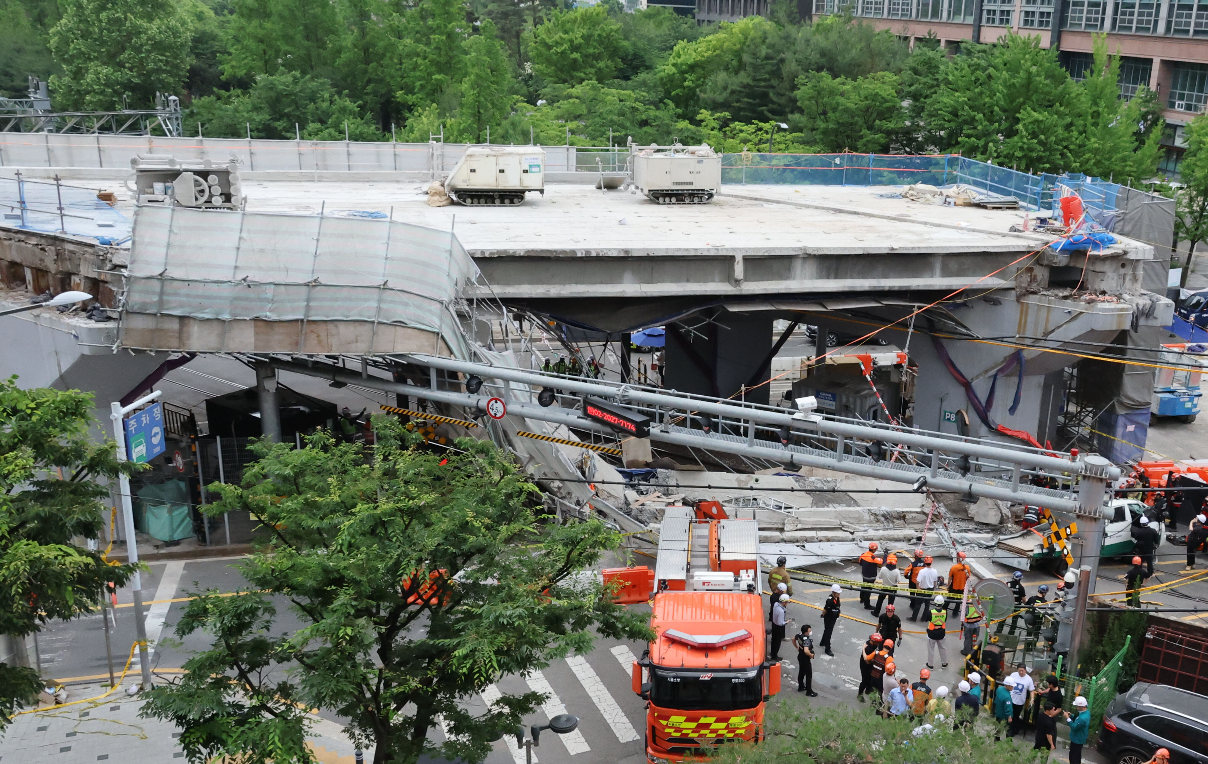 ▲▼南韓首爾市西大門區西小門高架道路拆除作業，26日發生橋體崩塌事故，造成3死3傷。（圖／達志影像）