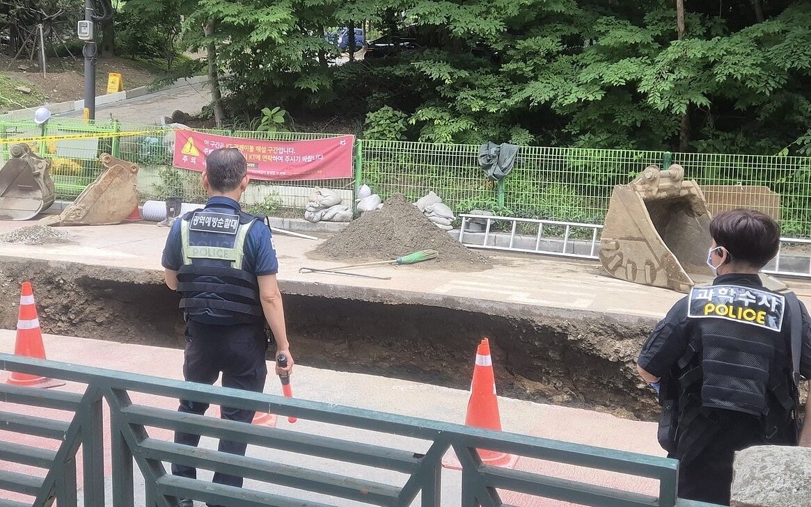 ▲▼南韓首爾市江南區水西站附近公寓大樓老舊排水管維護施工現場，發生土石坍塌。（圖／VCG）