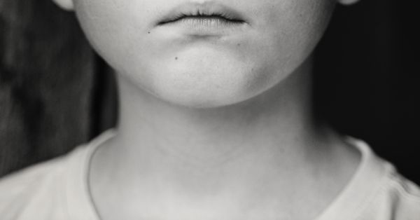 d6401955 ▲▼ 霸凌,男生,難過。(圖/PEXELS)