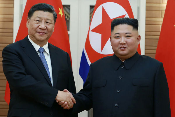 d6645409 ▲▼習近平2019年6月出訪北韓時,曾在平壤錦繡山迎賓館與金正恩合影。(圖/達志影像/美聯社)